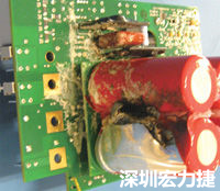 元件選擇不當導致大量電流或電壓流經電路，將會發生像這個燒融電容器的損壞情形。