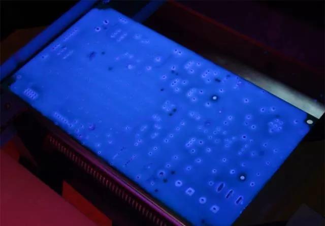 經(jīng)過(guò)涂覆工藝后的PCB，在紫光燈下的拍攝效果，原來(lái)coating也可以這么美！
