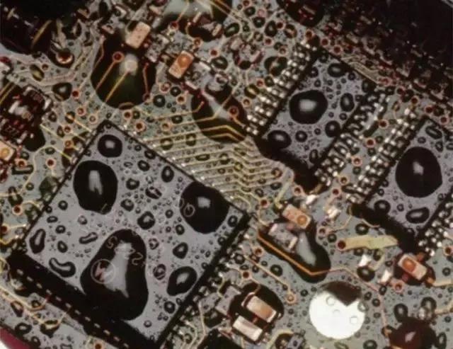 經(jīng)過(guò)涂覆工藝后的PCB，在表面形成透明的保護(hù)膜，能有效防止水珠和潮氣侵入，避免漏電和短路。